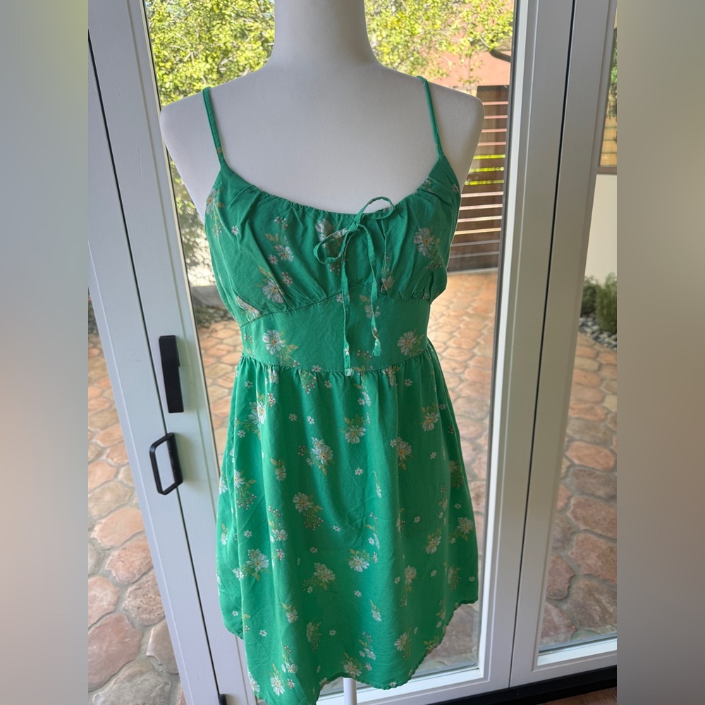 SO Green Floral Mini Dress Women’s Medium Spaghetti Strap Tie Front Sundress